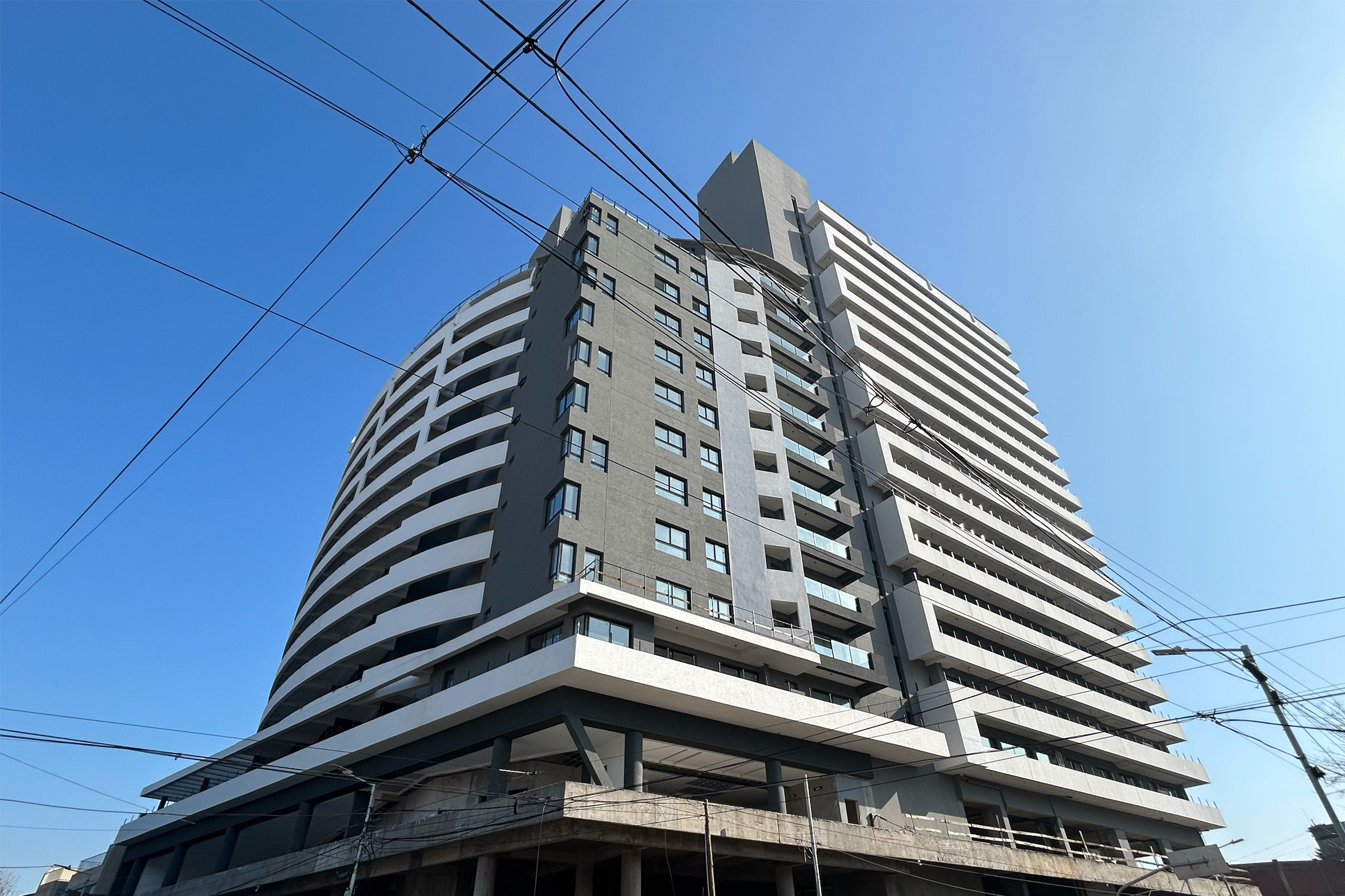 Edificio moderno con aberturas arquitectónicas
